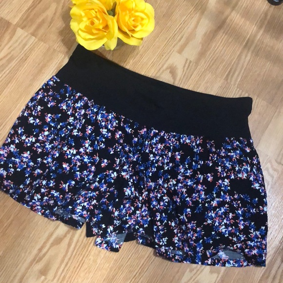 Shorts - Picture 2 of 3